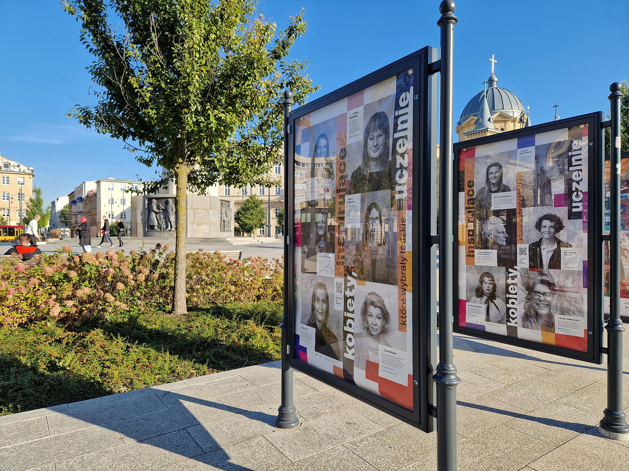 zdjęcie umieszczonych w przestrzeni miejskiej plakatów z kolazami bohaterek akcji wystudiowane w Łodzi