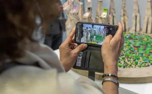  Zdjęcie z wernisażu projektu „GENEZA. Skąd przyszliśmy, kim jesteśmy, dokąd zmierzamy?” (fot. Maciej Andrzejewski / CKiPR UŁ) 