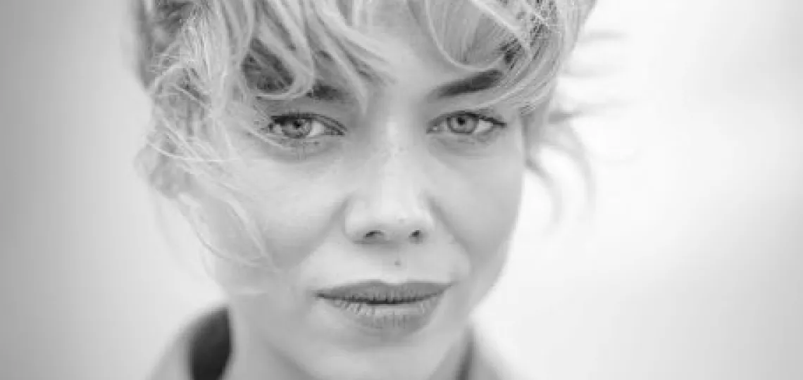 artystyczne zdjęcie portretowe młodej kobiety