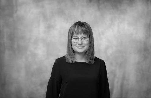 portret młodej uśmiechniętej kobiety w okularach