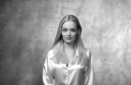 zarnobiały portret młodej kobiety w długich blond włosach